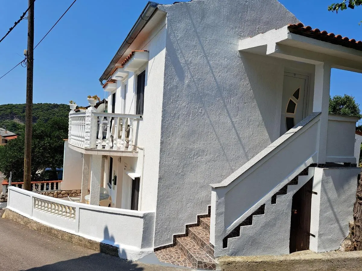 Apartmani Ana-Lora Lopar 0*,